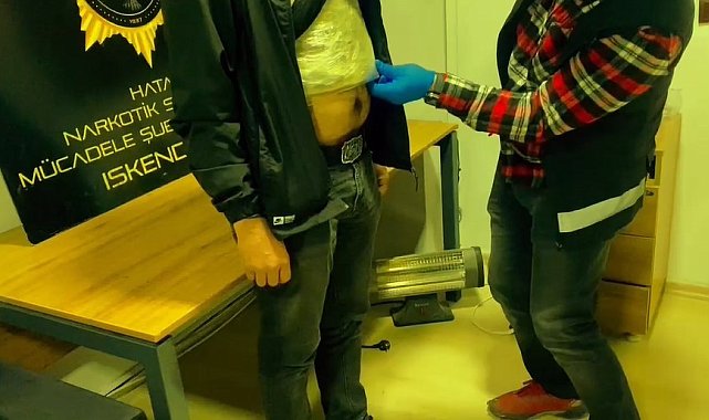 Hatay'da 2 kişi üzerlerine sardıkları 977 gram uyuşturucu ile yakalandı