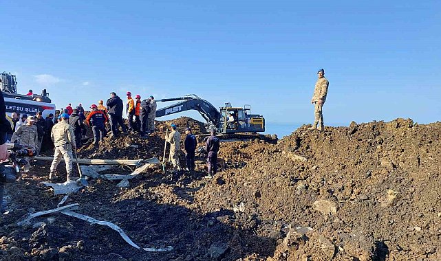 Havadan dron ile yapılan alan taraması ile heyelan altındaki aracın yeri tespit edildi