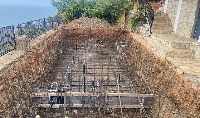 Havuz inşaatında çalışan işçi yüksekten düşerek yaralandı