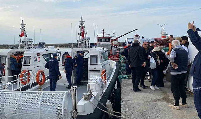 Heyelan bölgesindeki vatandaşlar Sahil Güvenlik ve balıkçı tekneleri ile taşındı