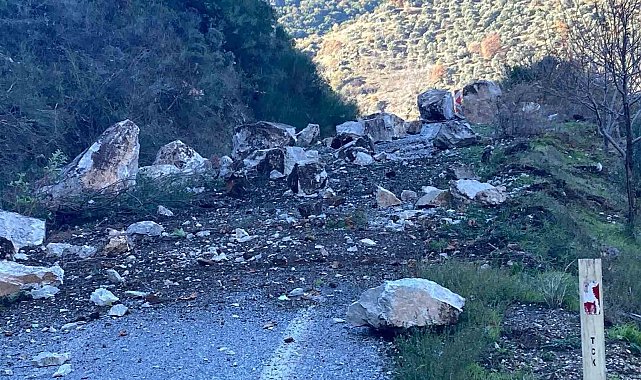 Heyelan dolayısıyla kapanan yola ekipler sevk edildi