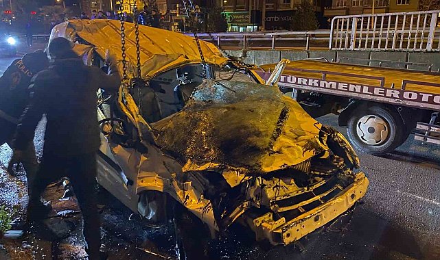 Hopa'da feci kaza... Kontrolden çıkan araç dereye uçtu: 1 ölü, 2 yaralı