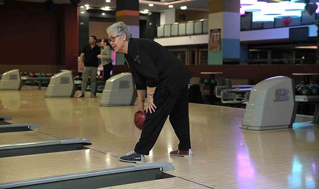 Huzurevi sakinleri bowling ile eğlendi