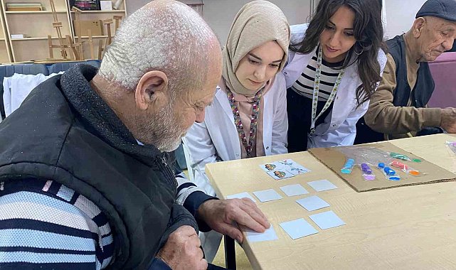 Huzurevindeki yaşlılar sosyal aktivitelerle vakit geçiriyor