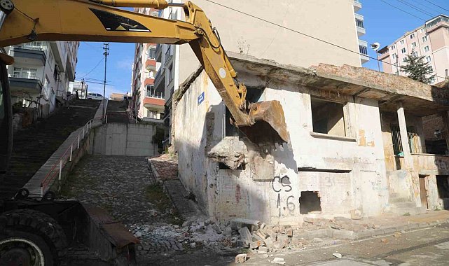 İlkadım'da metruk binalar yakılıyor