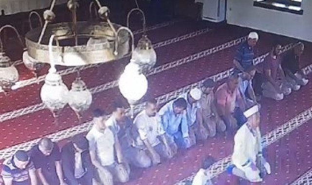 İmamın yanında namaz kılan Down sendromlu çocuğa müftüden hediye