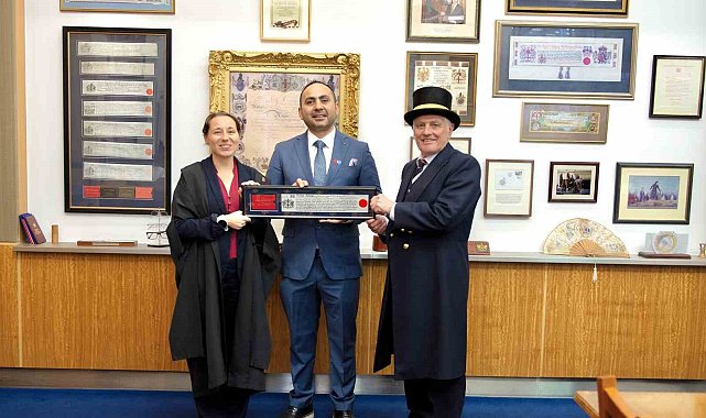 İngiltere'de bir Türk iş insanına "Freeman Onur Ödülü" verildi
