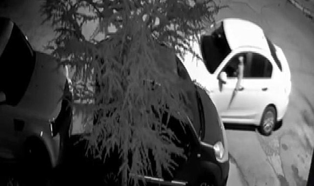 Isparta&#039;da otomobiliyle yanaşıp, park halindeki 2 aracı çizdi