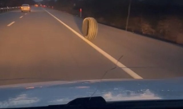 Isparta'da yola fırlayan lastik trafiği tehlikeye düşürdü