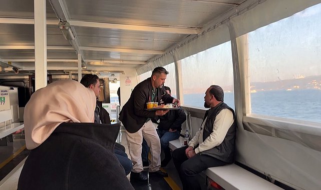 İstanbul Boğazı'nı her gün 3 defa turluyor