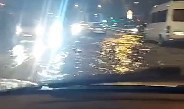 İstanbul&#039;da etkili olan yağış sürücülere zor anlar yaşattı