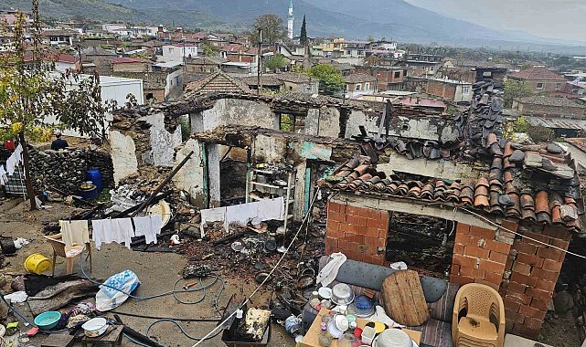 İzmir'de 2 kardeş yangından son anda kurtuldu, aileye valilik sahip çıktı