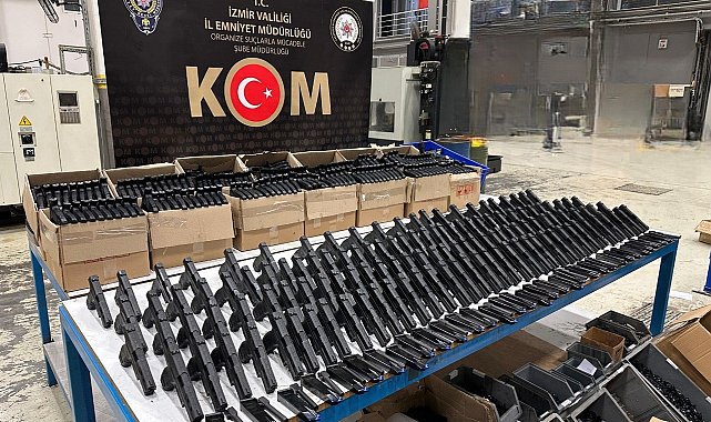 İzmir'de rekor silah operasyonu: İş yerlerindeki gizli bölmelerden çıktı