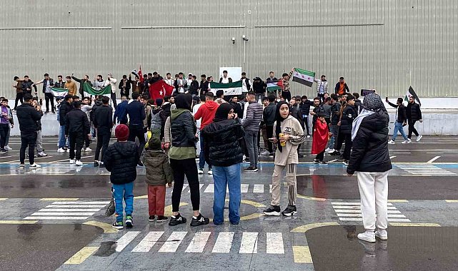 İzmir'de Suriyeliler kutlama yaptı