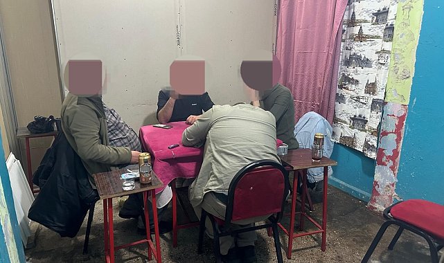 Kahvehanenin içerisindeki gizli bölmede kumar oynarken yakalandılar