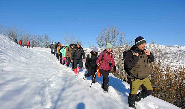 Kar manzaraları eşliğinde 12 km yürüdüler