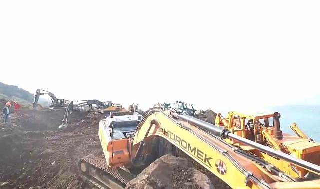 Karadeniz Sahil Yolu'nu tekrar ulaşıma açmak için çalışmalar sürüyor