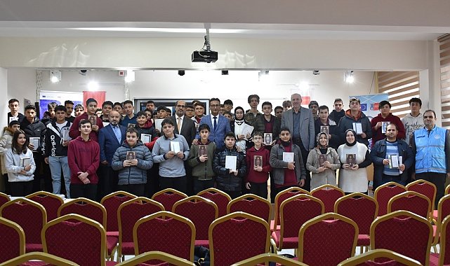 Karaman'da öğrencilere Kur'an-ı Kerim hediye edildi