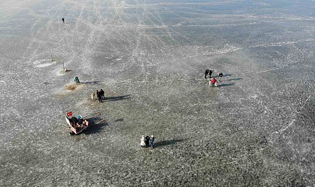 Kars Çıldır Gölü&#039;nde dörtnala atlı kızak keyfi