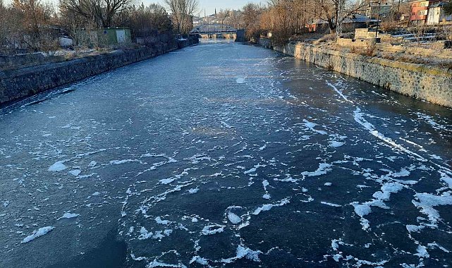 Kars eksi 12&#039;yi gördü, her yer buz tuttu