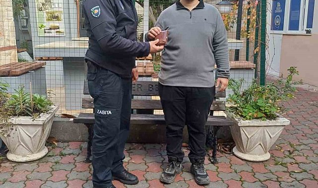 Kaybedilen cüzdanı vatandaşa teslim ettiler