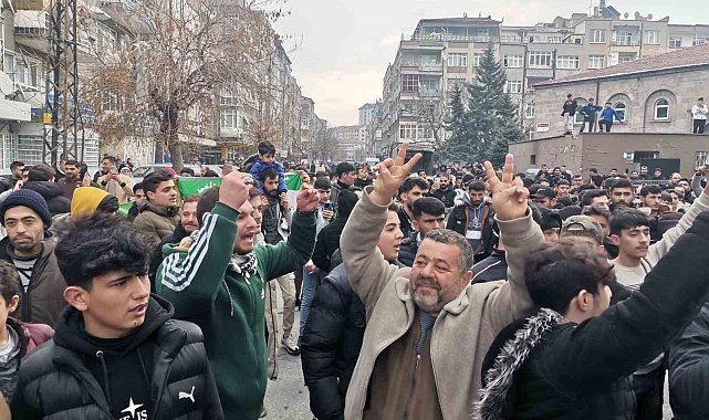 Kayseri'deki Suriyeliler Esed rejiminin indirilişini kutladı