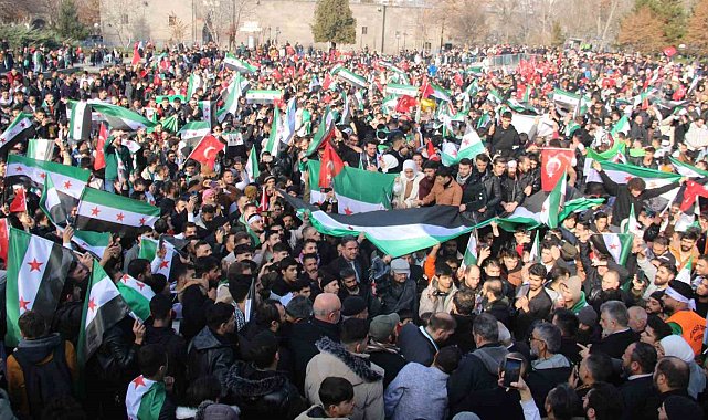 Kayseri'deki Suriyeliler özgürlüğü kutluyor