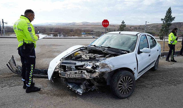 Kırıkkale'de 2 otomobil kafa kafaya çarpıştı: 3 yaralı