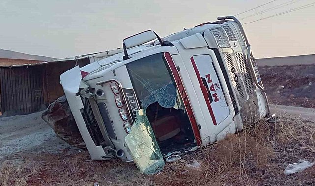 Kırıkkale'de tuz yüklü tır devrildi