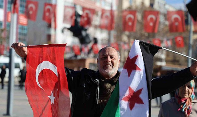 Kırşehir'deki Suriyeliler, tarihi meydanda lokum dağıttı