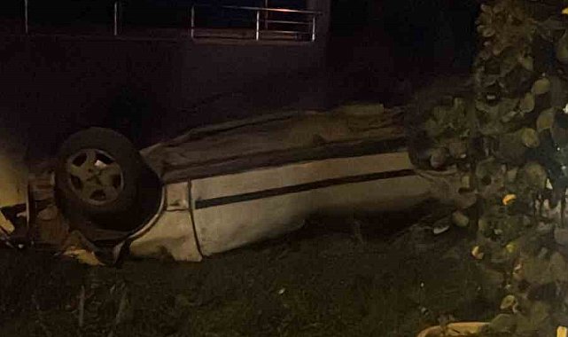 Kontrolden çıkan otomobil sitenin duvarı aşıp takla attı : 1 yaralı