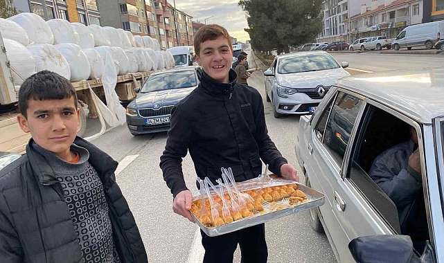 Konya'da Esed rejiminin son bulması sebebiyle baklava ikramı