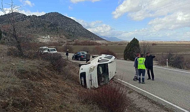 Konya&#039;da hafif ticari araç otomobille çarpıştı: 1 yaralı