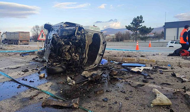 Konya'da otomobil refüje çarptı: 3 ölü