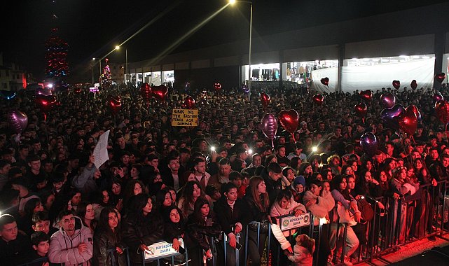 Kula Alışveriş Festivali'nin ikinci gününde Yener Çevik sahne aldı