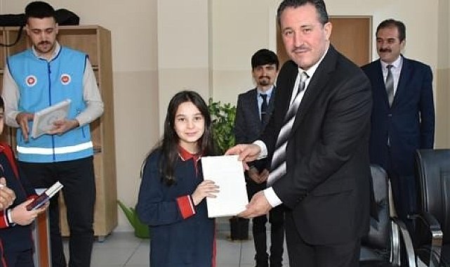 Kur'an-ı Kerim dersini seçen ortaokul öğrencilerine hediye