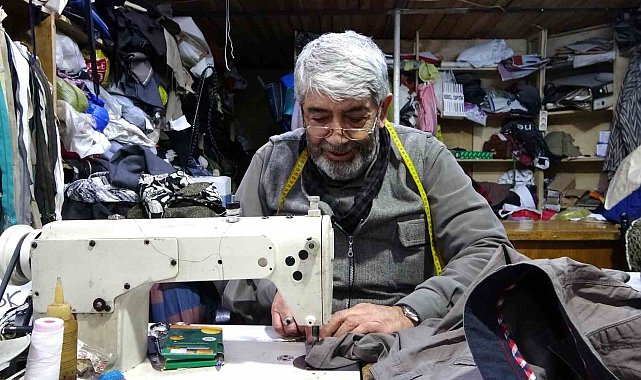 Kütahya'da 64 yıldır terzilik yapan Zeki Alhan, mesleğini ilk günkü heyecanla sürdürüyor