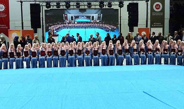 Kütahya'da hafızlık eğitimini başarıyla tamamlayan 83 kız öğrenci için icazet merasimi