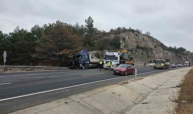 Lastiğinin patlaması nedeniyle kontrolden çıkan tır bariyere çarptı