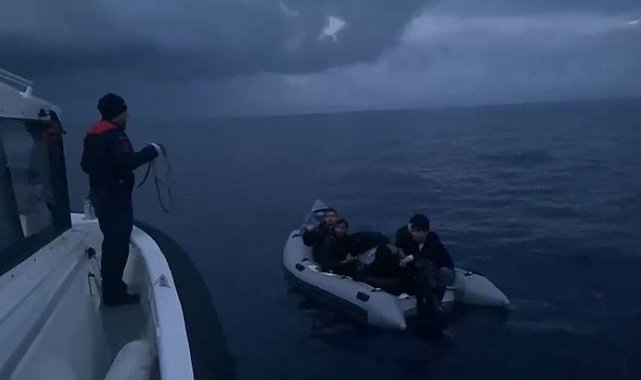 Lastik bot içerisindeki 4 düzensiz göçmen kurtarıldı