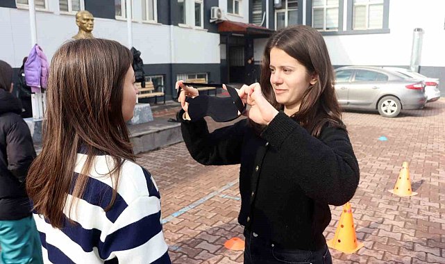 Lise öğrencileri engellilere yönelik ön yargıları yıkmak için empati parkuru oluşturdu