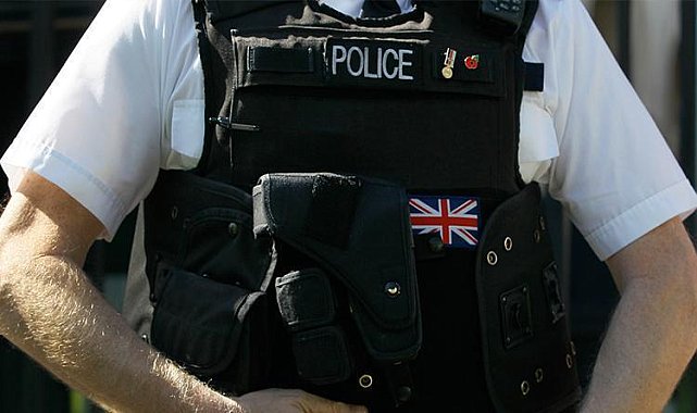 Londra'da bir kişi aracını kaldırımda yürüyenlerin üzerine sürdü