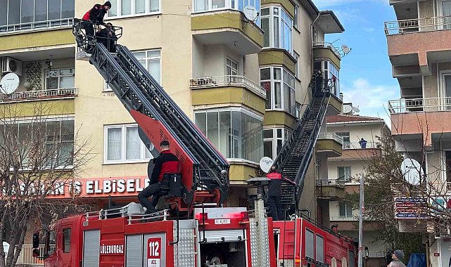 Lüleburgaz'da apartman dairesi yangını: Panik yaşayan vatandaşlar itfaiye merdivenleriyle indirildi