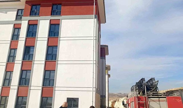 Maaşını alamadığını iddia eden işçi çatıya çıktı