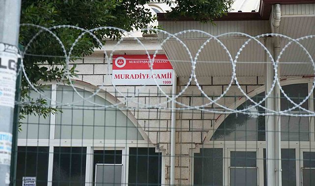 Madde bağımlıları sebebiyle camiye girmeye çekinen cemaat, cami duvarını dikenli telle çevirdi