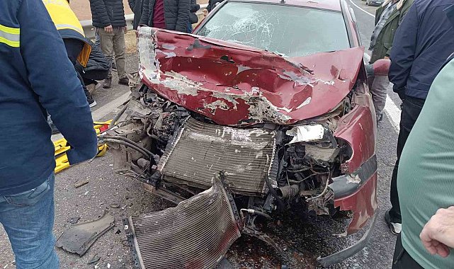 Mardin'de otomobil traktöre arkadan çarptı: 3 yaralı