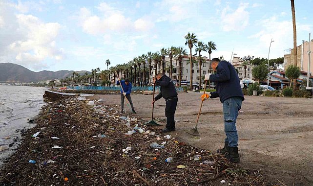 Marmaris'te fırtına sonrası sahilde temizlik yapıldı