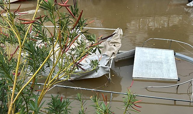 Marmaris'te sağanak etkili oldu, balıkçı teknesi suya gömüldü