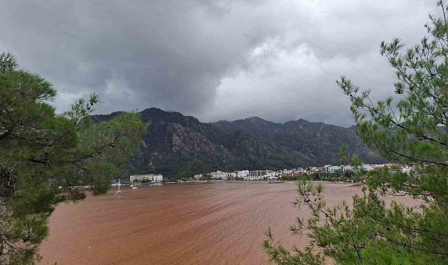 Marmaris'te sağanak yağışla sokaklar dereye, denizin rengi kahverengiye döndü