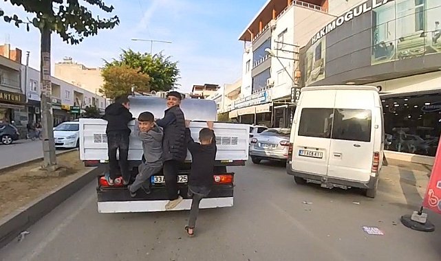 Mersin&#039;de kamyonetin arkasına asılan çocukların tehlikeli yolculuğu